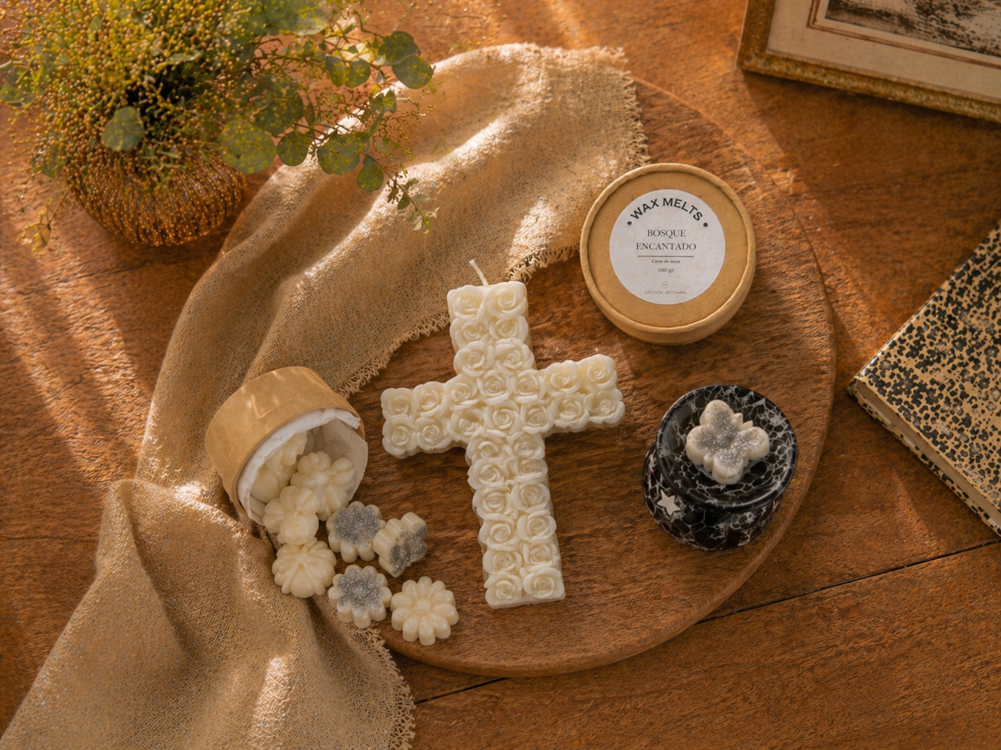 Vela Cruz de Rosas | Cera de soja con aroma Palo Santo